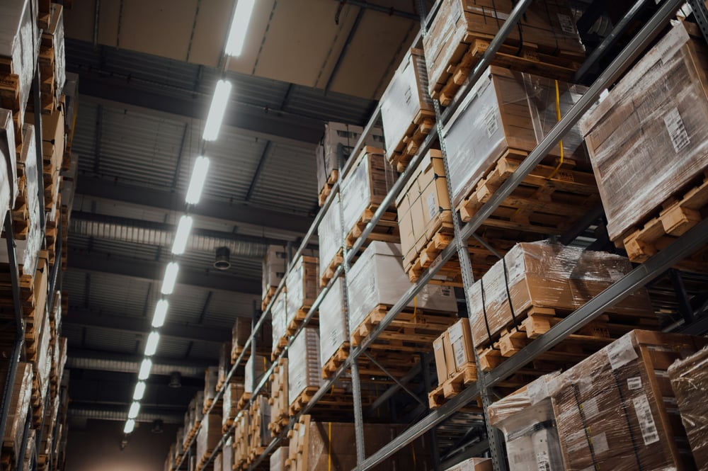 Almacén con pallets que pertenecen a varias empresas, como ejemplo de la logística compartida.