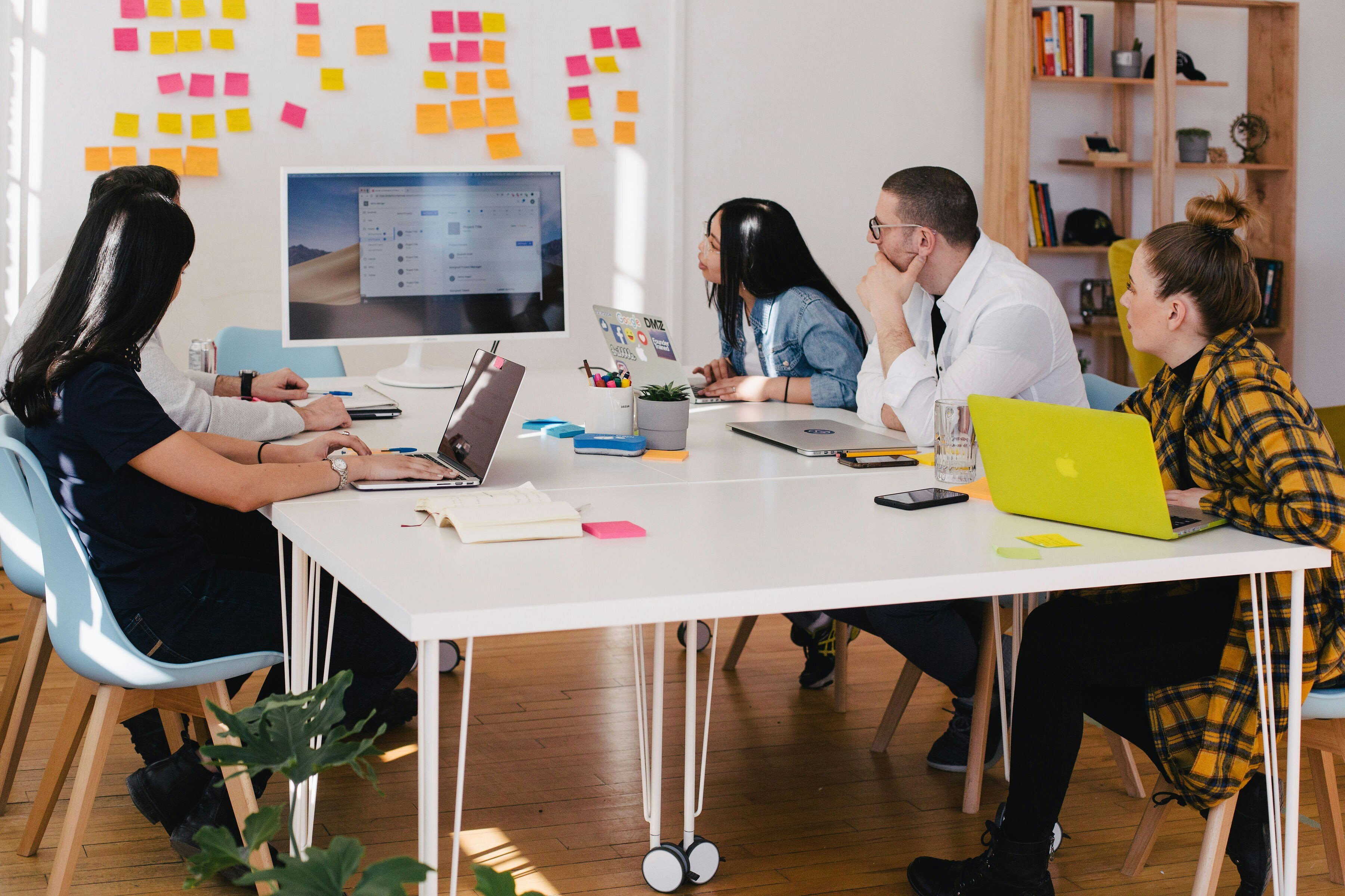 Equipo de trabajo usa herramientas digitales a través de una computadora.