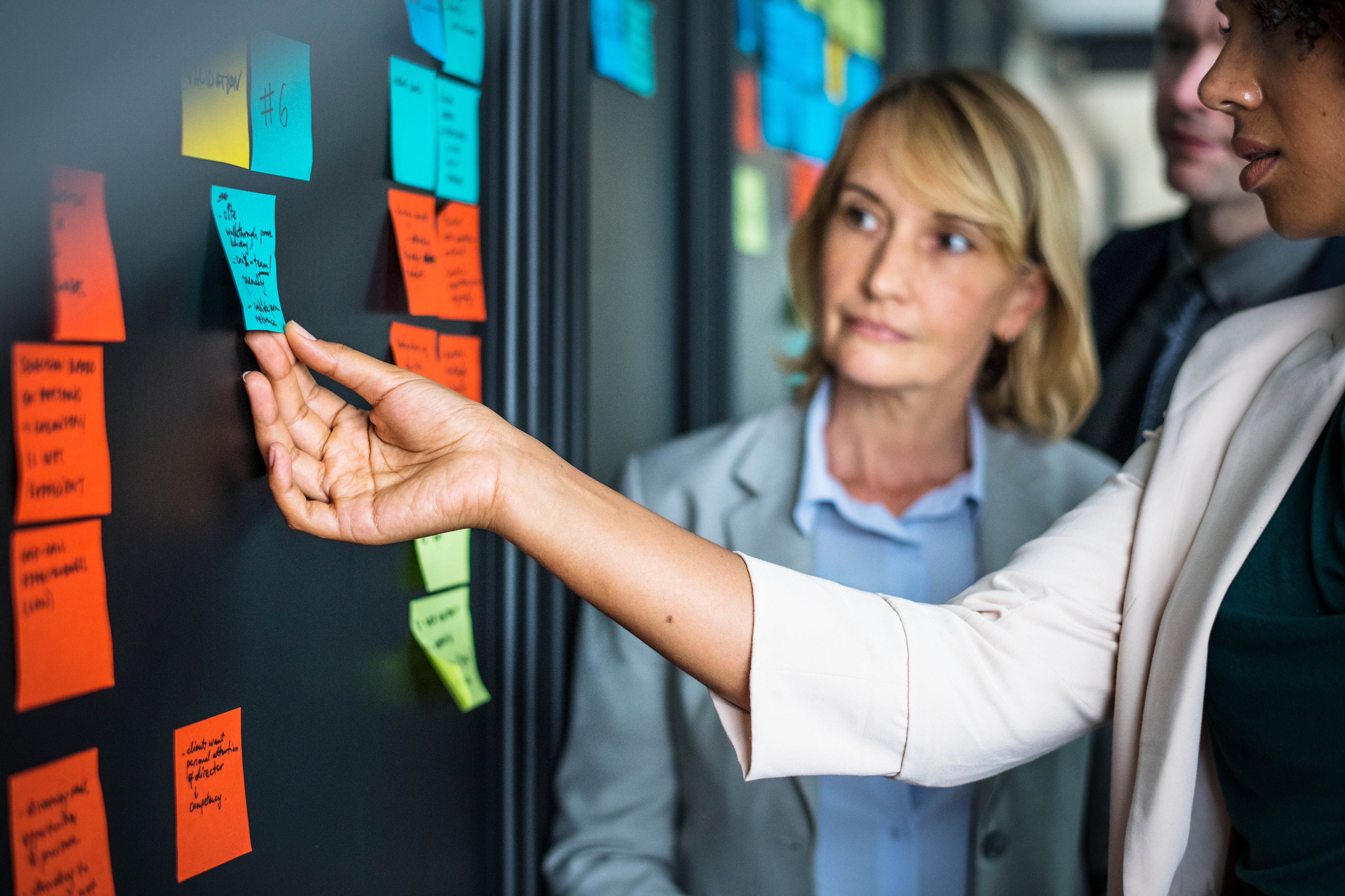 businesspeople-planning-tasks-with-sticky-notes