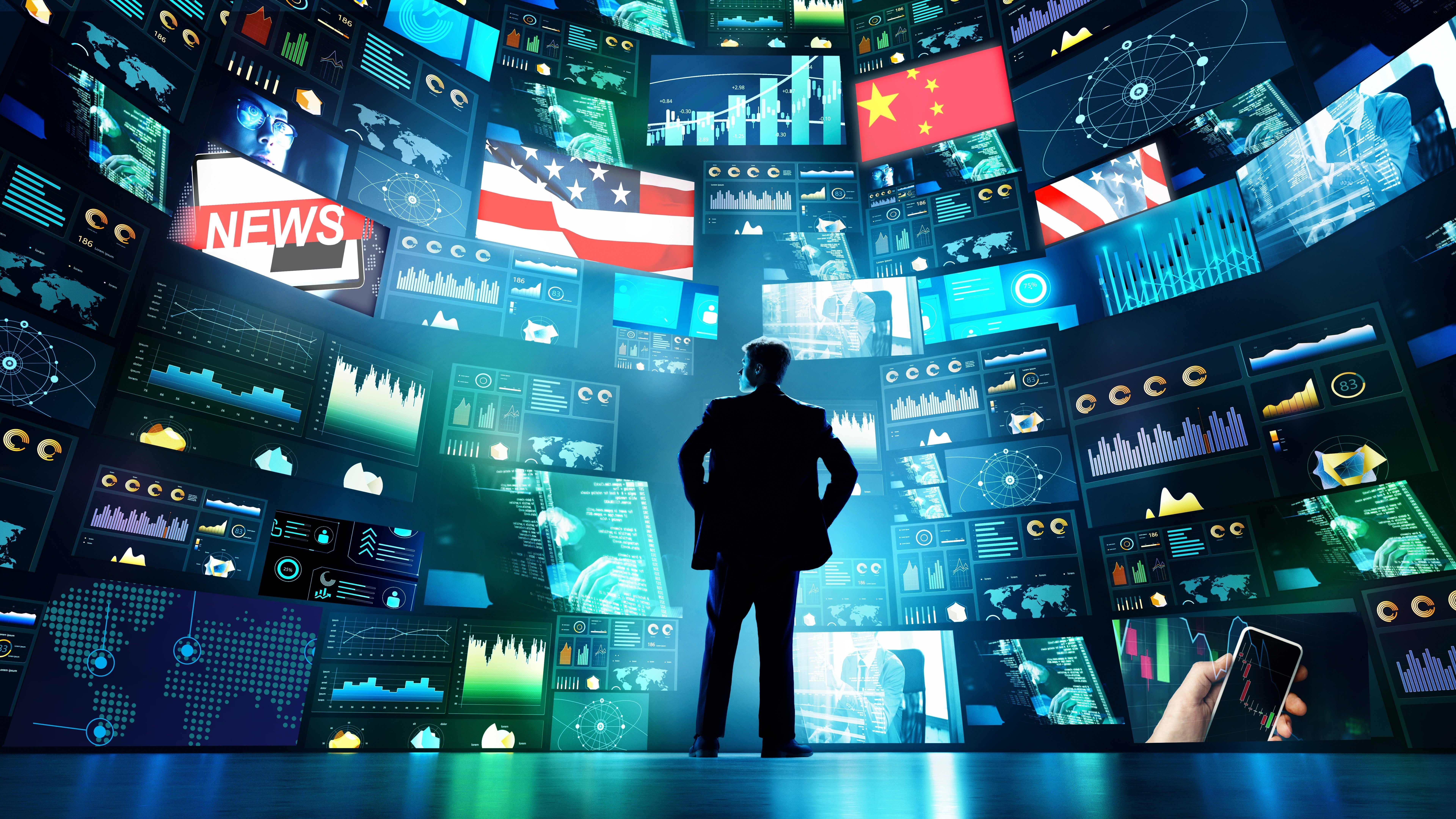 imagen de hombre viendo pantallas con noticias