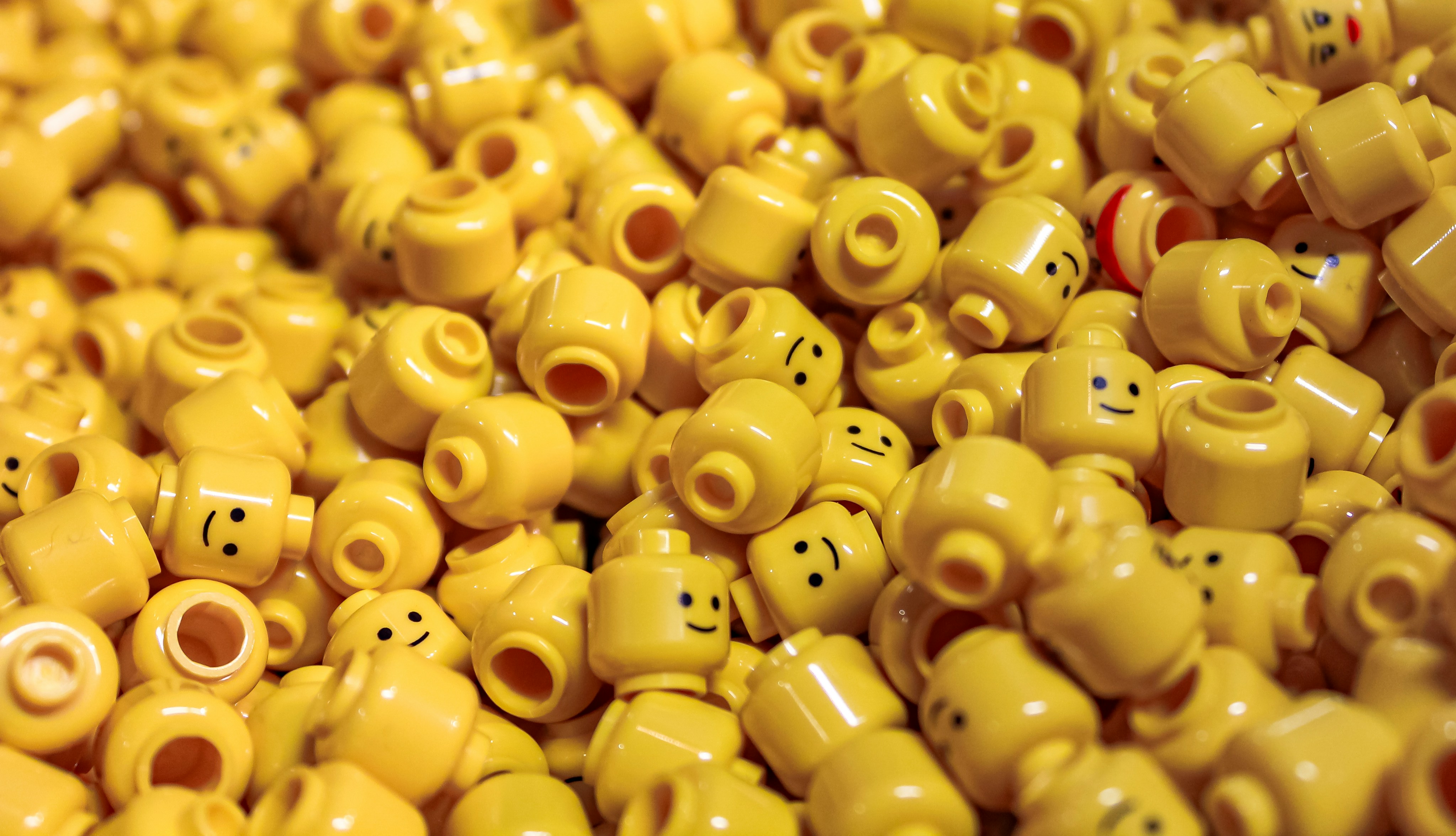 Imagen de muchas cabezas de muñecos de LEGO